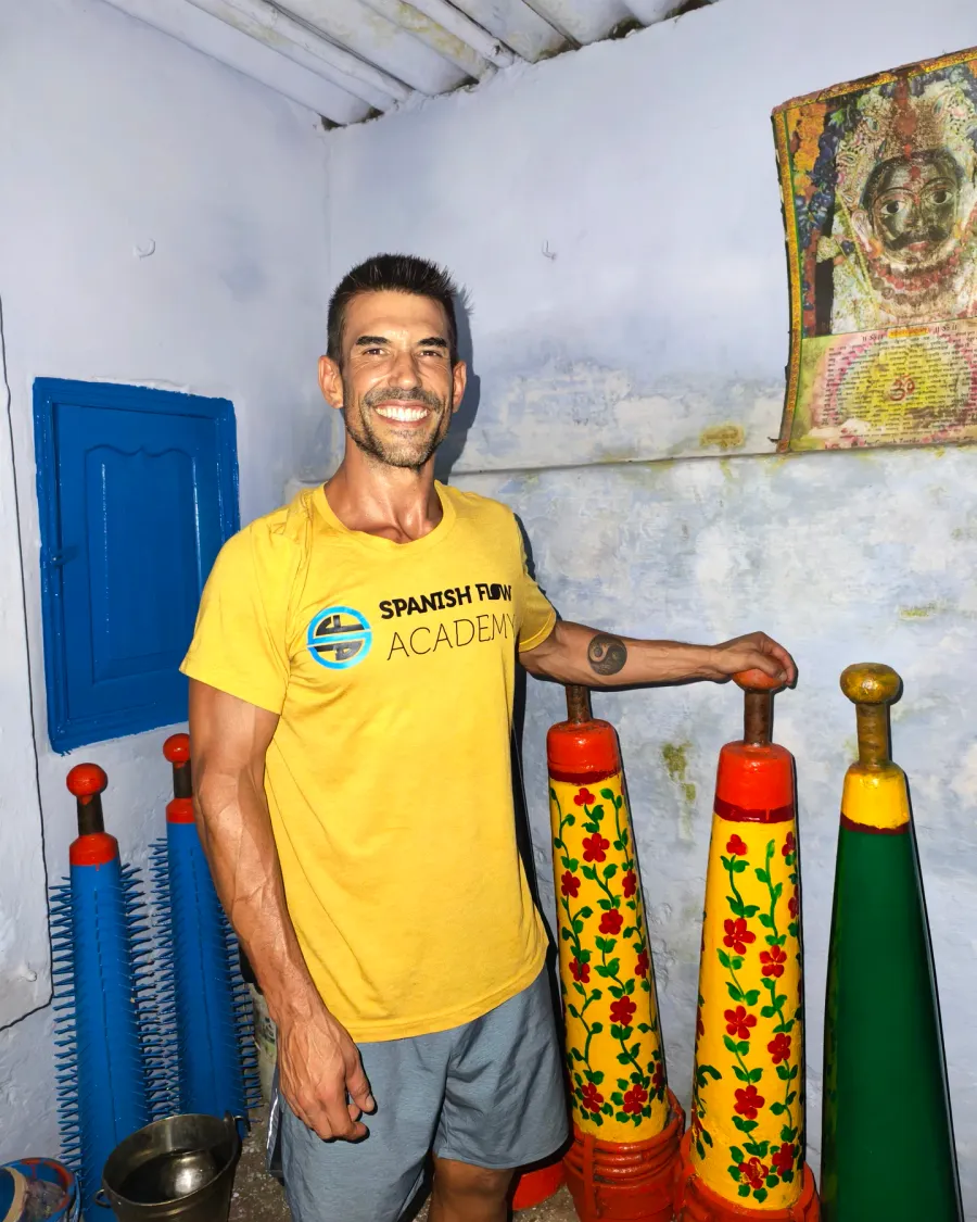 Santi Llorca entrenando en India con gada tradicional