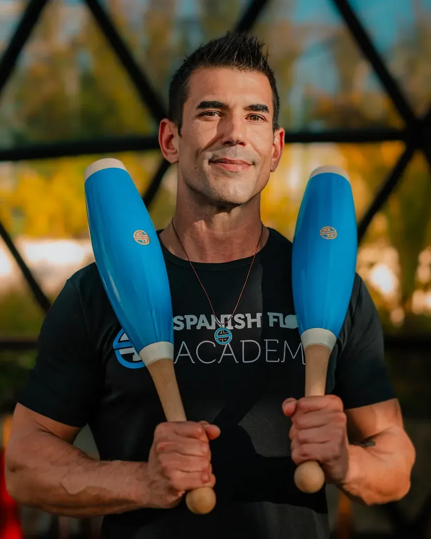 Entrenamiento con Indian Clubs de madera